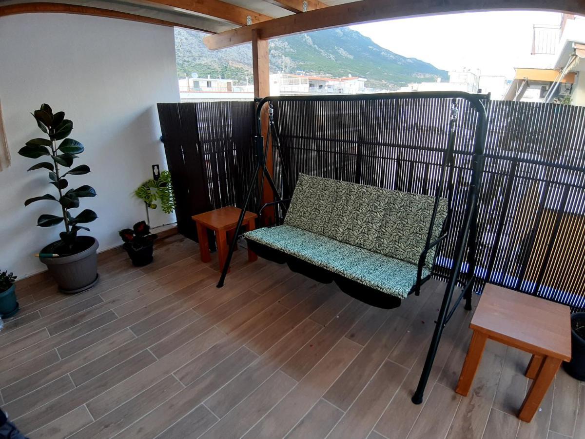 Central Apartment Near The Beach With Huge Private Terrace Lutráki Kültér fotó